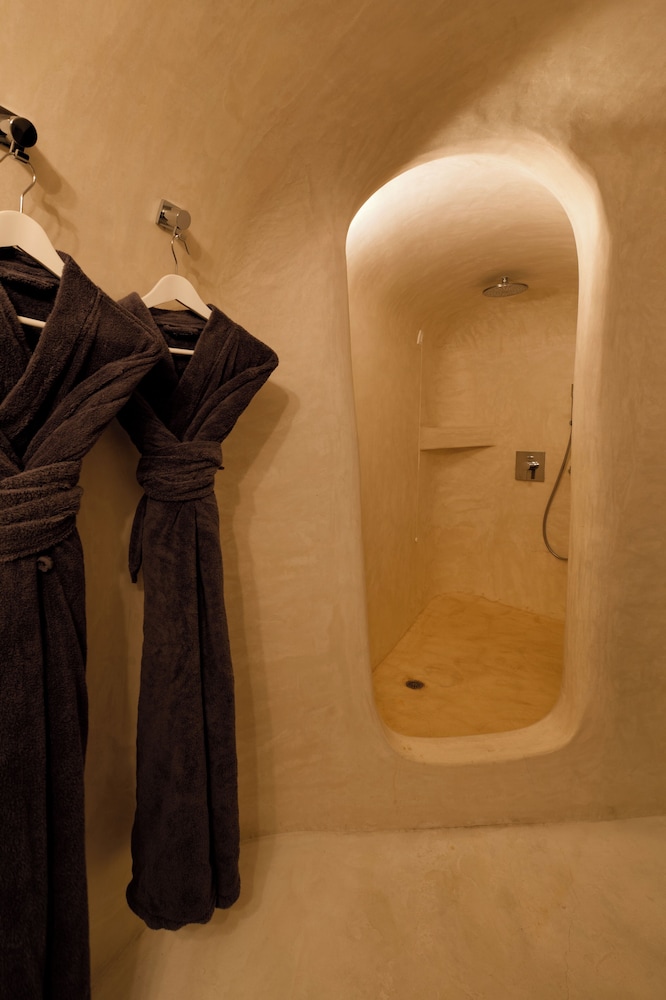 Kapari Natural Resort — Hotel rooms in Imerovigli, South Aegean