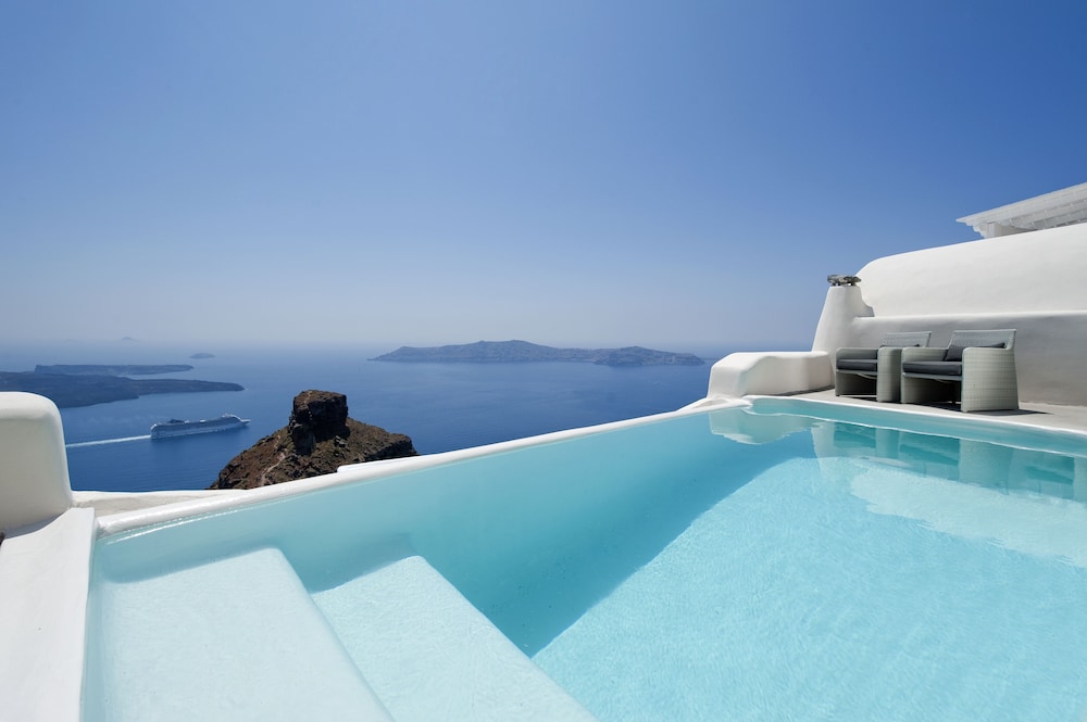 Kapari Natural Resort — Swimming pool in Imerovigli, South Aegean