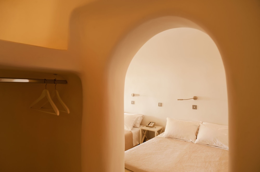 Kapari Natural Resort — Hotel rooms in Imerovigli, South Aegean