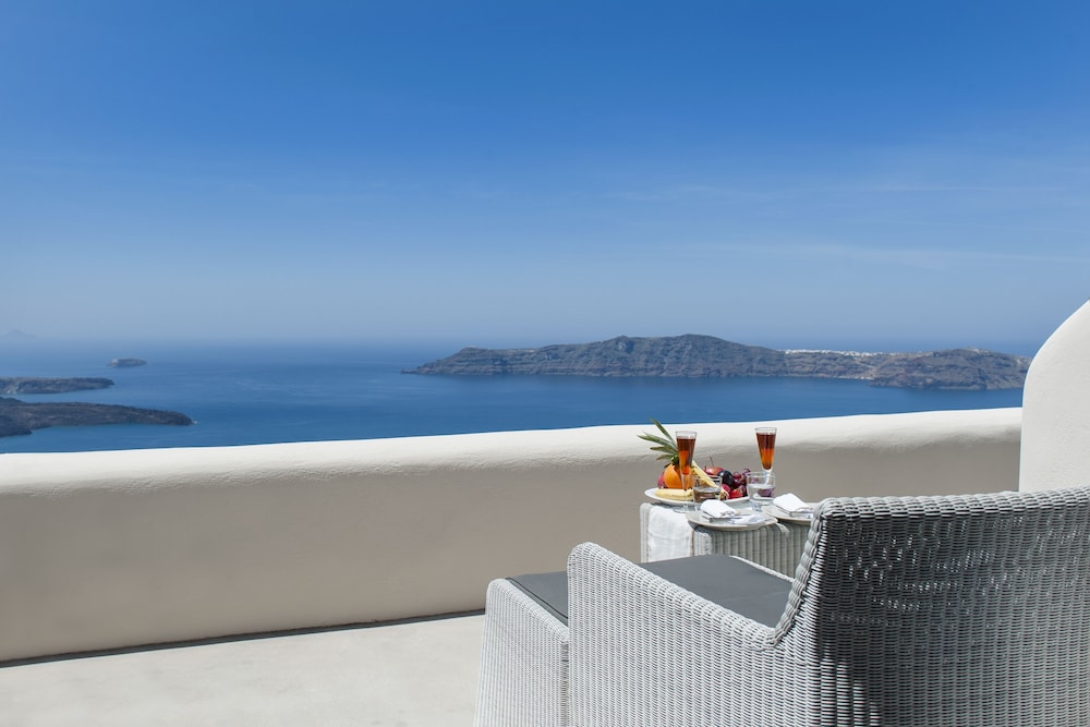 Kapari Natural Resort — Hotel rooms in Imerovigli, South Aegean