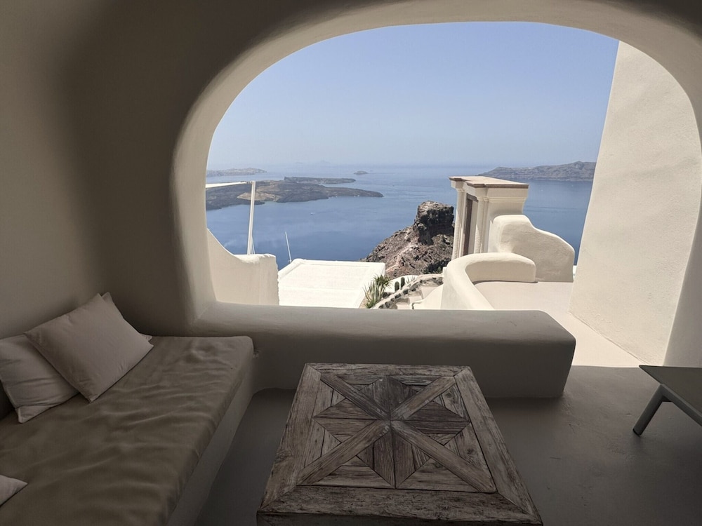 Kapari Natural Resort — Hotel rooms in Imerovigli, South Aegean