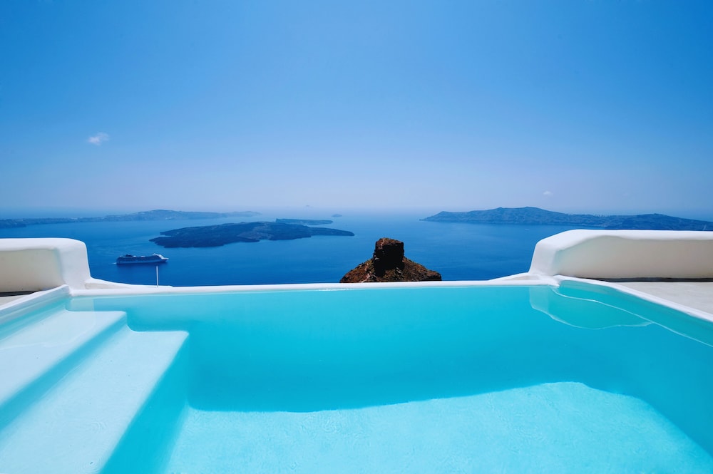 Kapari Natural Resort — Swimming pool in Imerovigli, South Aegean