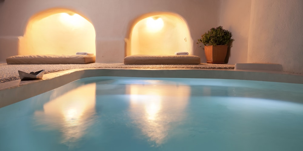 Kapari Natural Resort — Swimming pool in Imerovigli, South Aegean