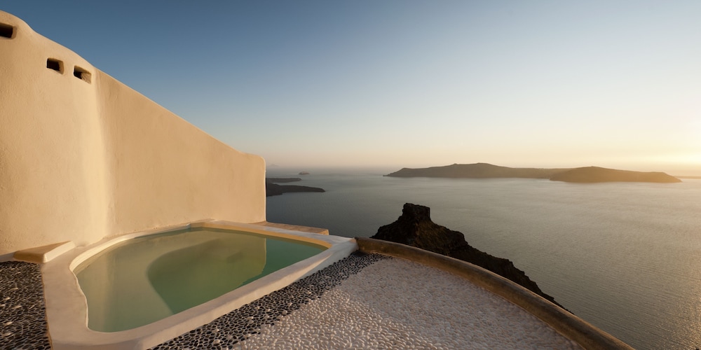 Kapari Natural Resort — Swimming pool in Imerovigli, South Aegean