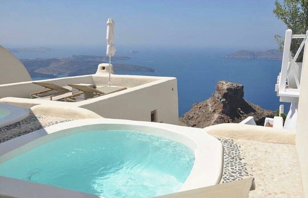Kapari Natural Resort — Swimming pool in Imerovigli, South Aegean