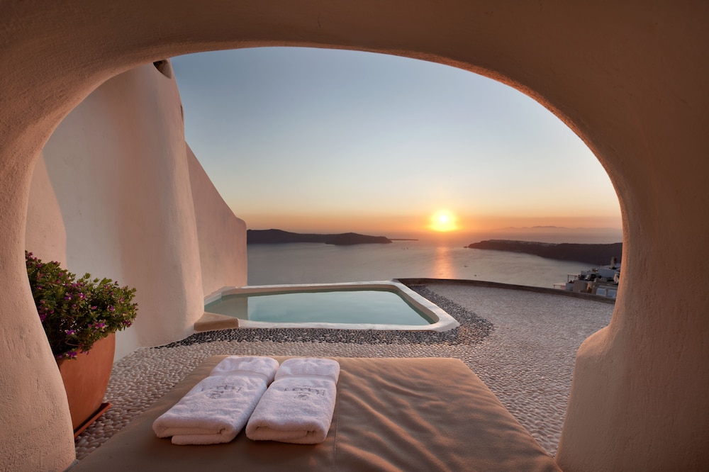 Kapari Natural Resort — Swimming pool in Imerovigli, South Aegean
