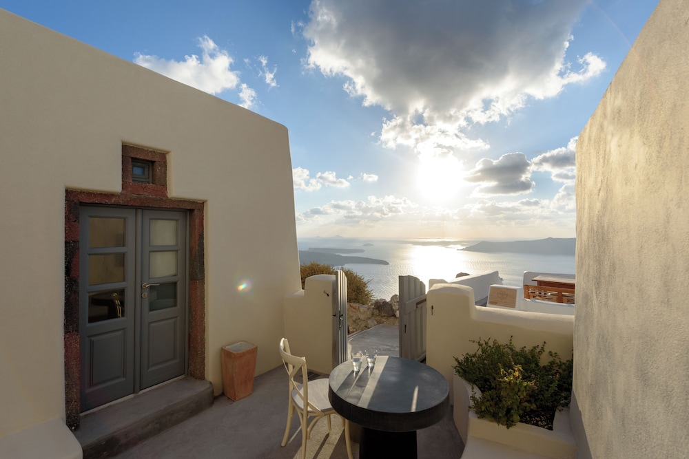 Kapari Natural Resort — Hotel building in Imerovigli, South Aegean