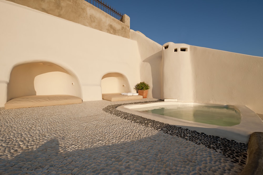 Kapari Natural Resort — Swimming pool in Imerovigli, South Aegean