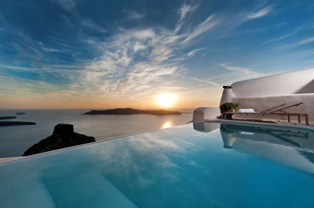 Kapari Natural Resort — Swimming pool in Imerovigli, South Aegean