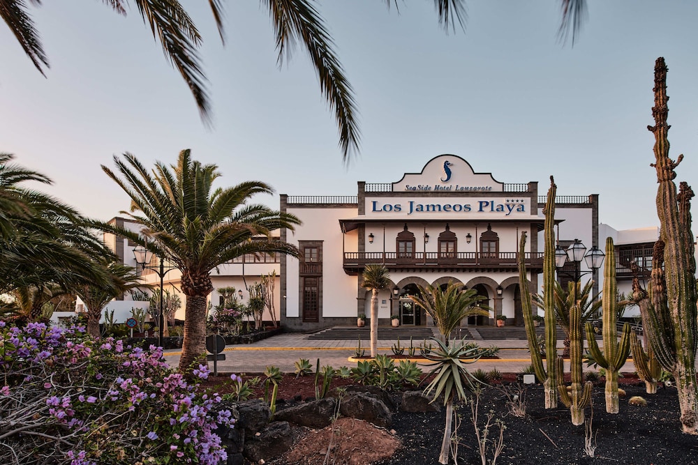 Seaside Los Jameos — Hotel building in Puerto del Carmen, Canary Islands