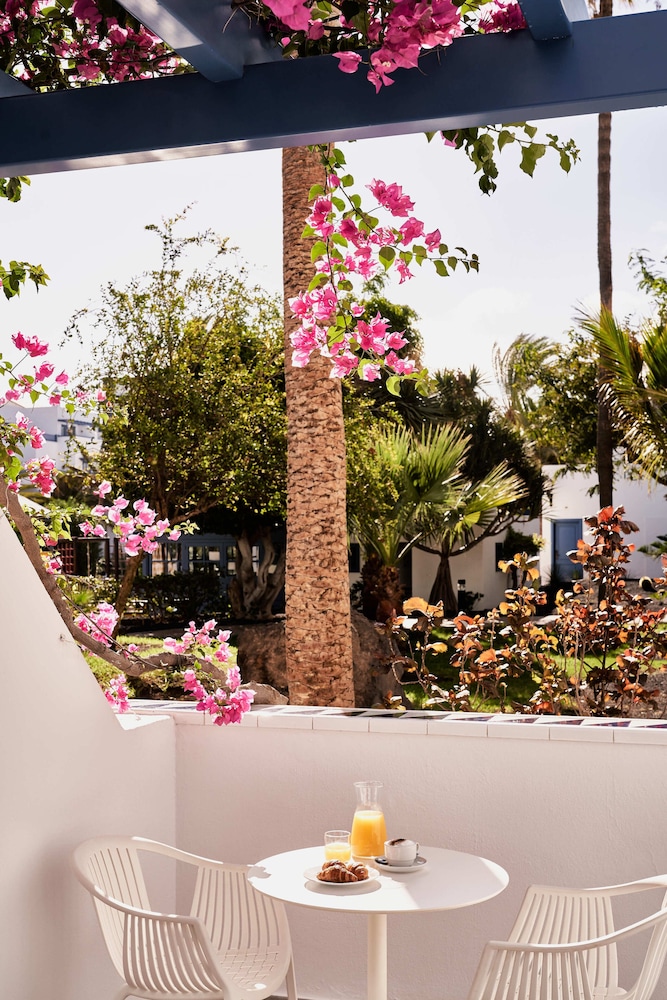 Seaside Los Jameos — Hotel building in Puerto del Carmen, Canary Islands