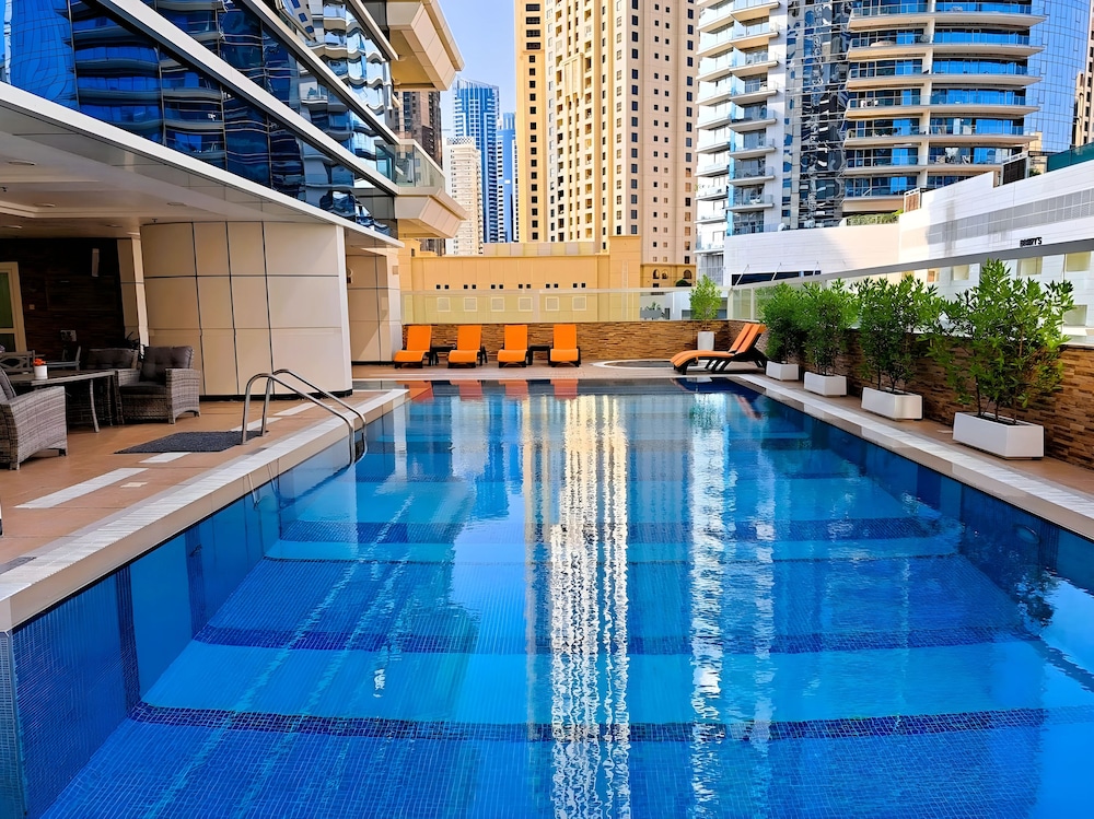 Barcelo Residences Dubai Marina — Swimming pool in Dubai