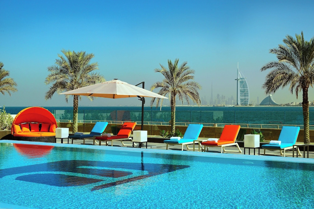 Aloft by Marriott Palm Jumeirah — Swimming pool in Dubai