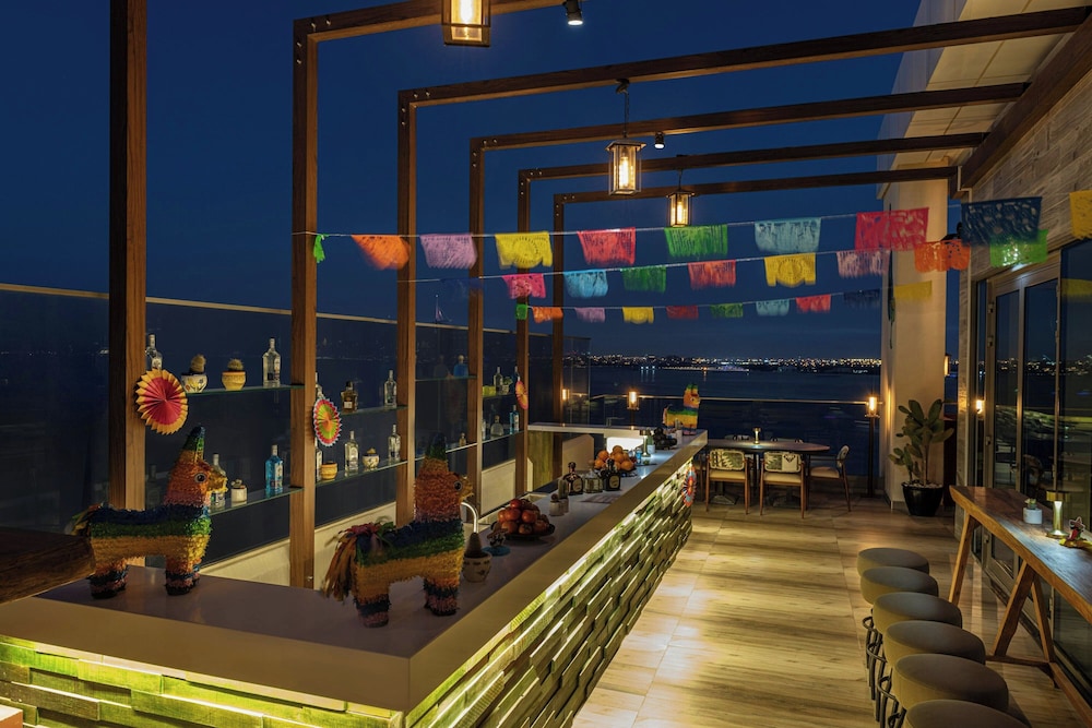 Aloft by Marriott Palm Jumeirah — Restaurant & bars in Dubai