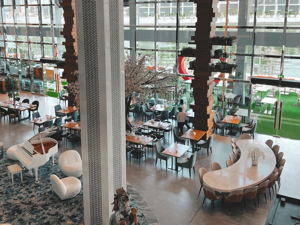 Canal Central Hotel Business Bay — Restaurant & bars in Dubai