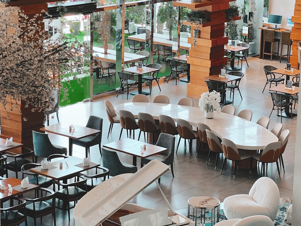 Canal Central Hotel Business Bay — Restaurant & bars in Dubai