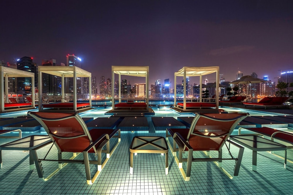 Canal Central Hotel Business Bay — Swimming pool in Dubai