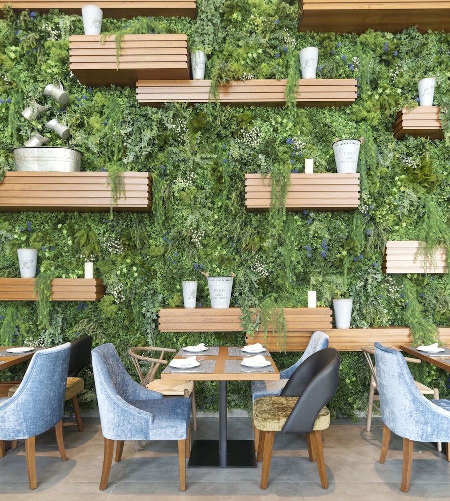 Canal Central Hotel Business Bay — Restaurant & bars in Dubai