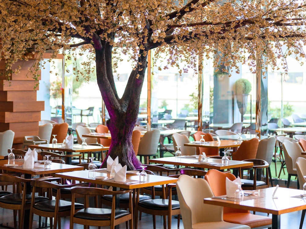 Canal Central Hotel Business Bay — Restaurant & bars in Dubai