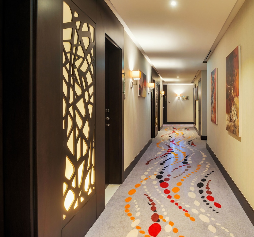 Canal Central Hotel Business Bay — Hotel building in Dubai