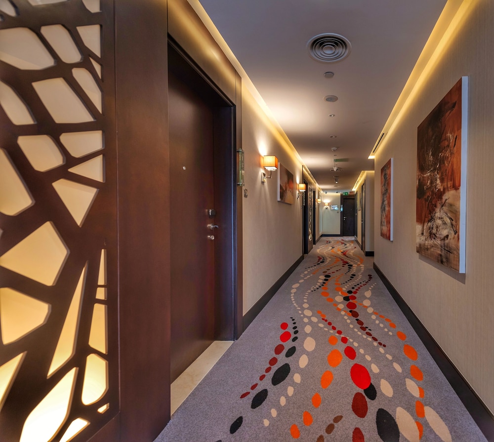 Canal Central Hotel Business Bay — Hotel building in Dubai