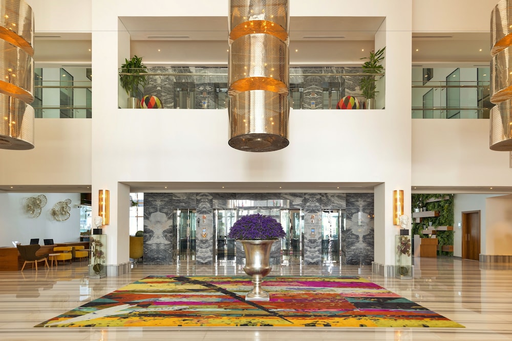 Canal Central Hotel Business Bay — Hotel building in Dubai