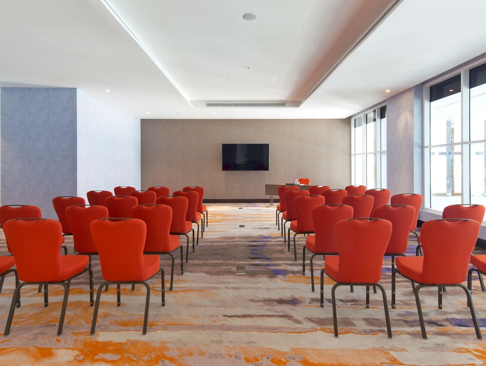 Canal Central Hotel Business Bay — Hotel building in Dubai