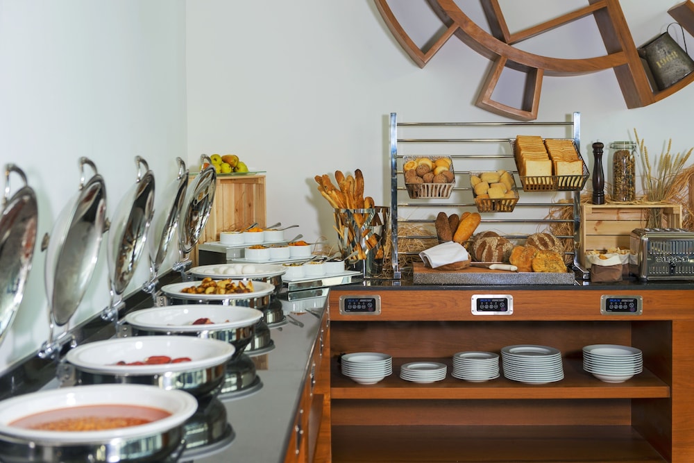 Canal Central Hotel Business Bay — Restaurant & bars in Dubai