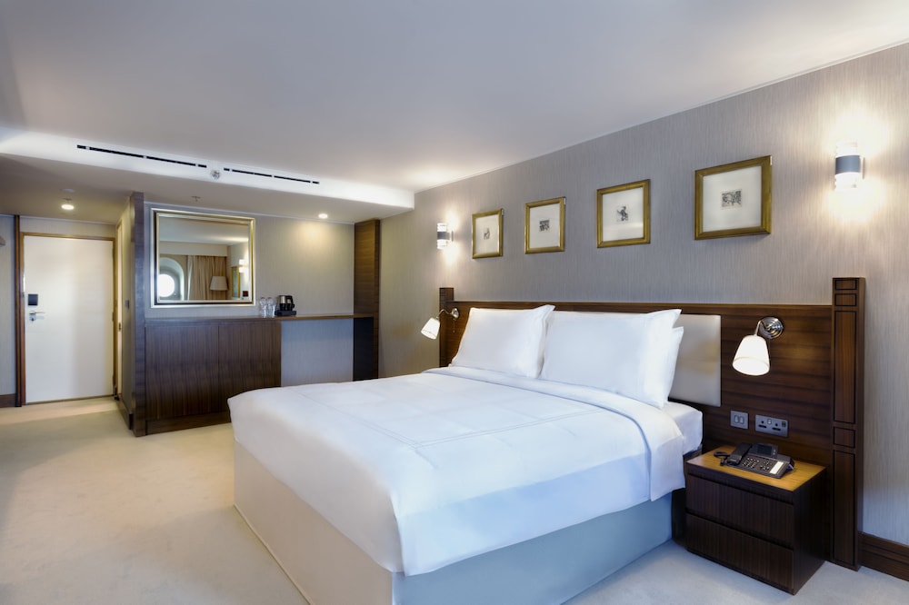 Queen Elizabeth 2 Hotel by Accor — Rooms in Dubai