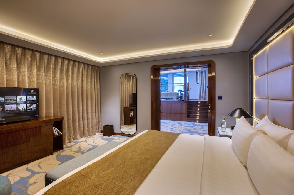 Queen Elizabeth 2 Hotel by Accor — Rooms in Dubai