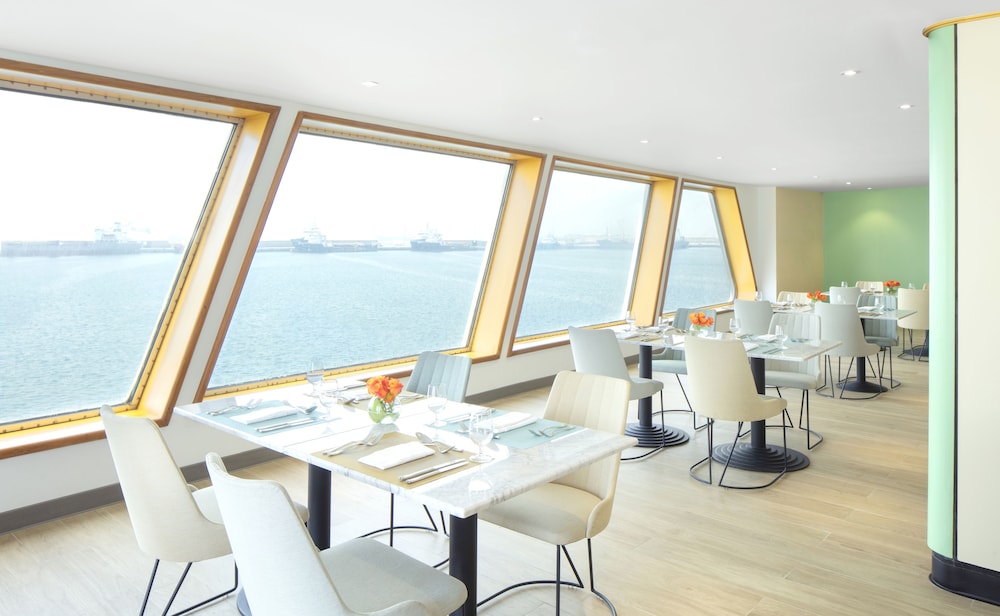 Queen Elizabeth 2 Hotel by Accor — Restaurant in Dubai