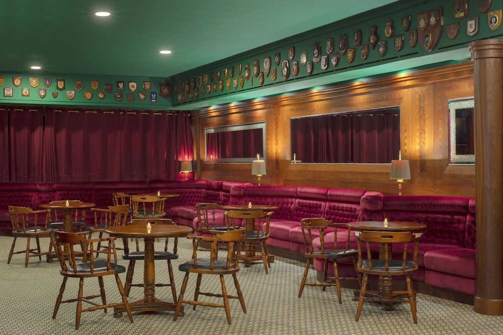Queen Elizabeth 2 Hotel by Accor — Restaurant in Dubai