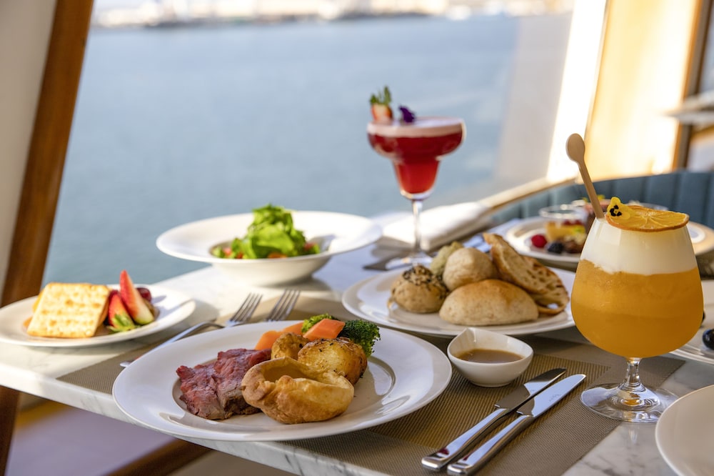 Queen Elizabeth 2 Hotel by Accor — Restaurant in Dubai