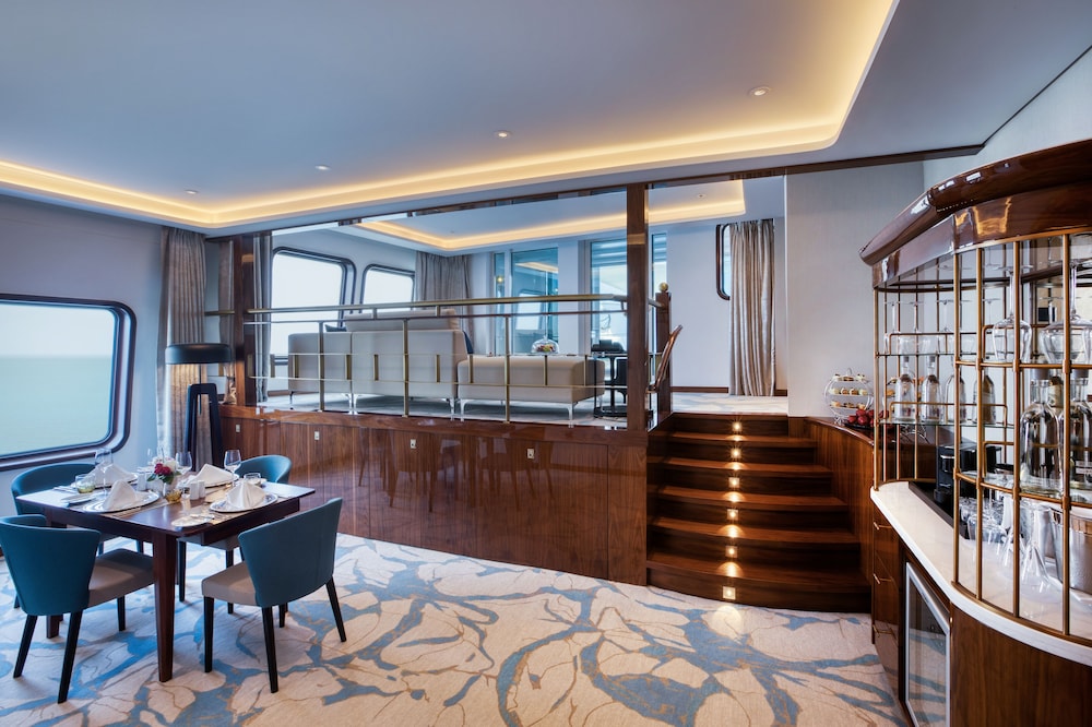 Queen Elizabeth 2 Hotel by Accor — Rooms in Dubai