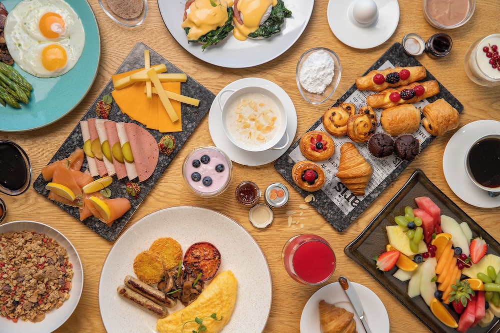 Queen Elizabeth 2 Hotel by Accor — Restaurant in Dubai