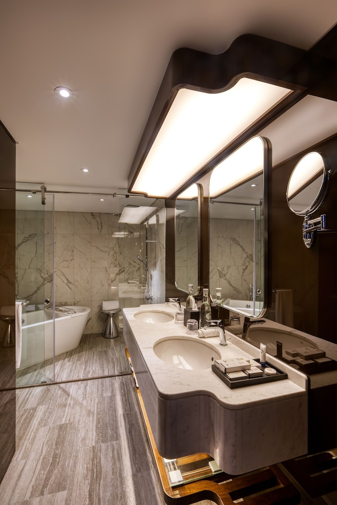 Queen Elizabeth 2 Hotel by Accor — Rooms in Dubai