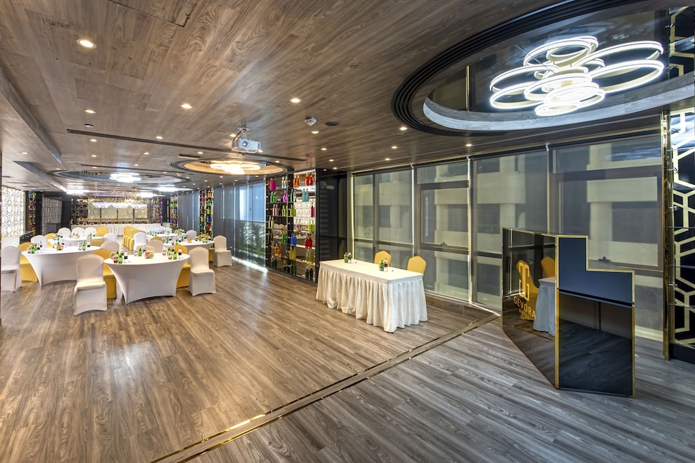 Gevora Hotel — Restaurant & bars in Dubai
