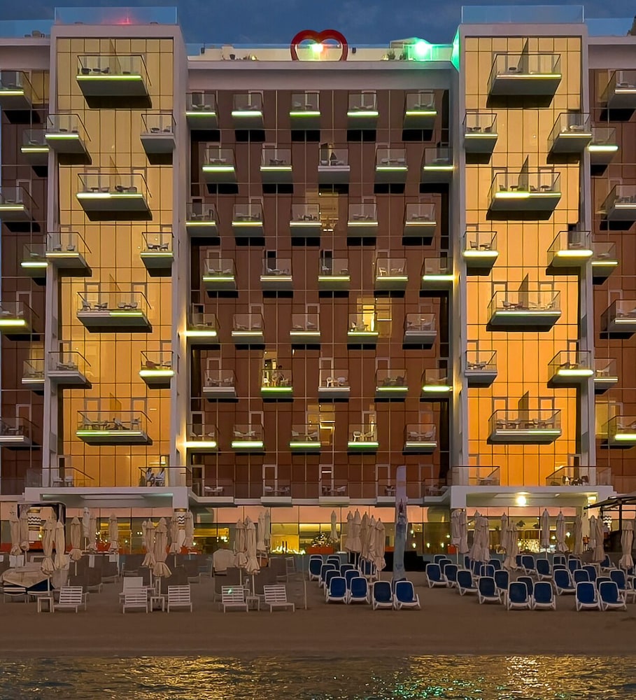 Royal Central Hotel and Resort – The Palm — Hotel building in Dubai