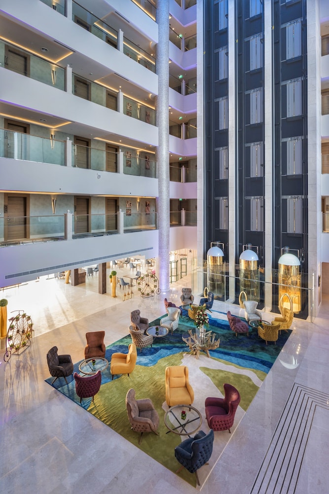 Royal Central Hotel and Resort – The Palm — Hotel building in Dubai