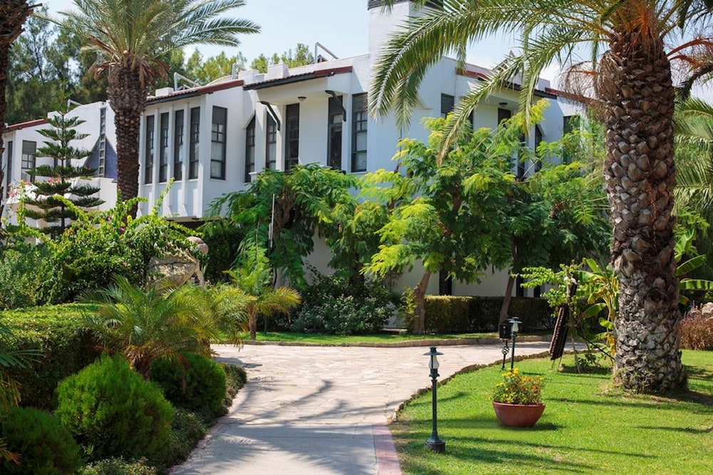 Pirates Beach Club - All Inclusive — Hotel building in Kemer