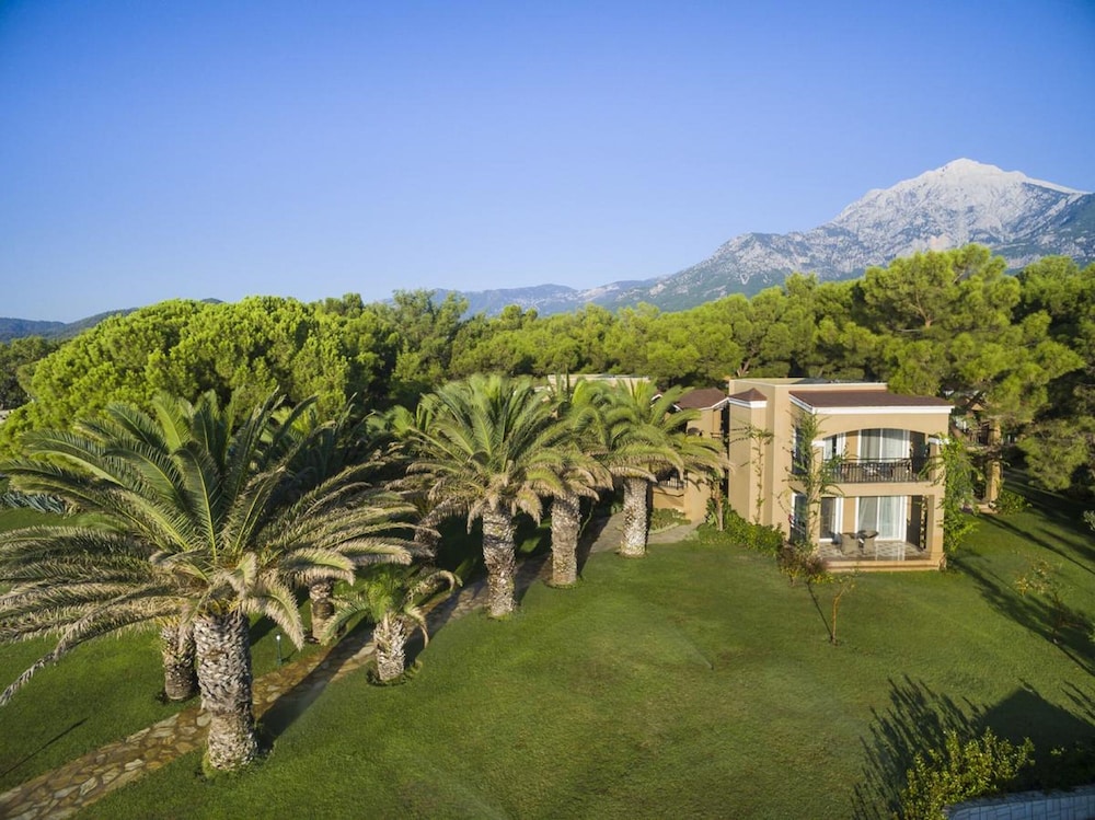 Pirates Beach Club - All Inclusive — Hotel building in Kemer