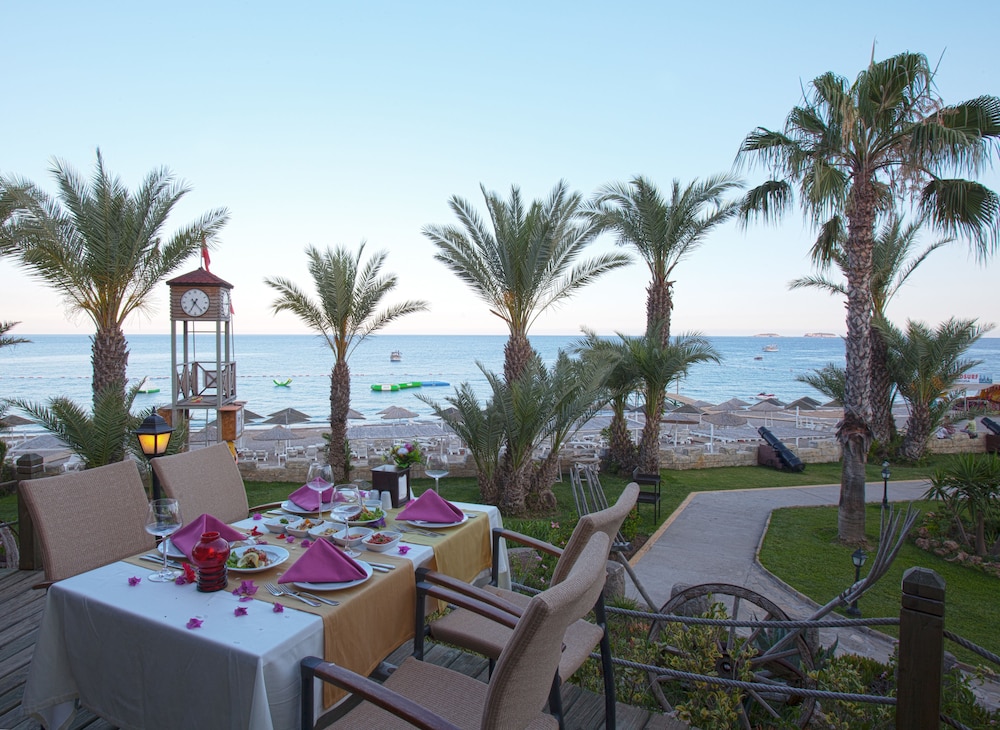 Pirates Beach Club - All Inclusive — Restaurant & bars in Kemer