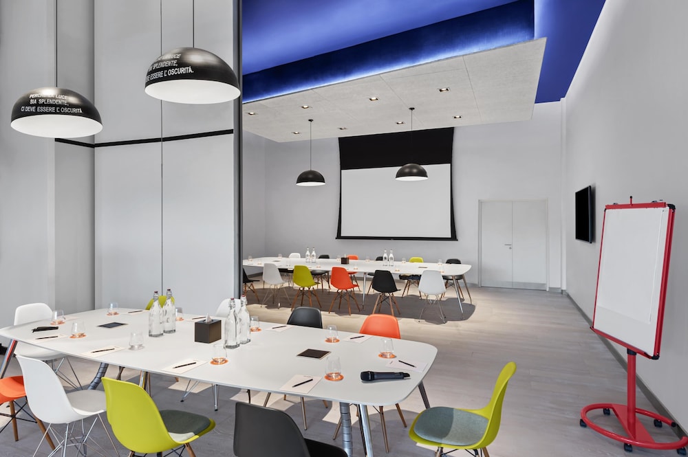 Canopy by Hilton Dubai Al Seef — Restaurant & bars in Dubai