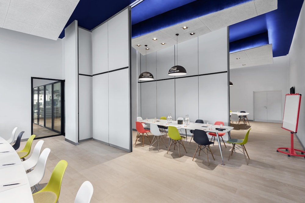 Canopy by Hilton Dubai Al Seef — Restaurant & bars in Dubai