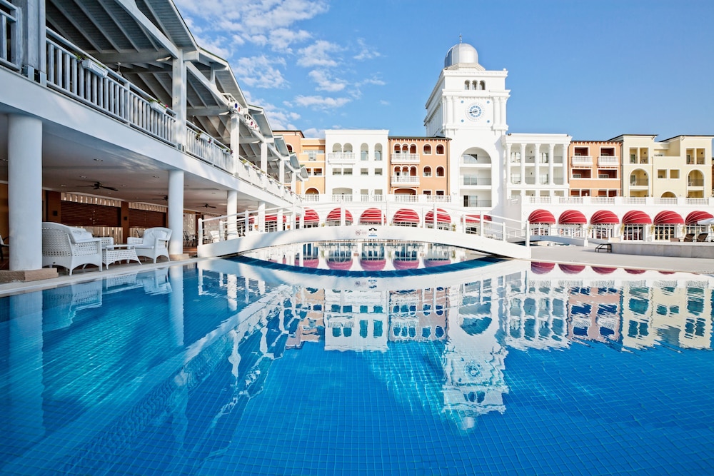 Nirvana Dolce Vita – Ultra All Inclusive — Pool in Kemer