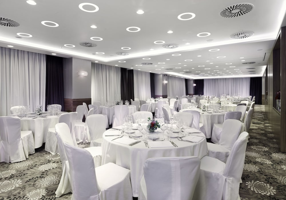 DoubleTree by Hilton Zagreb — Restaurant & bars in Zagreb, Zagreb (city)