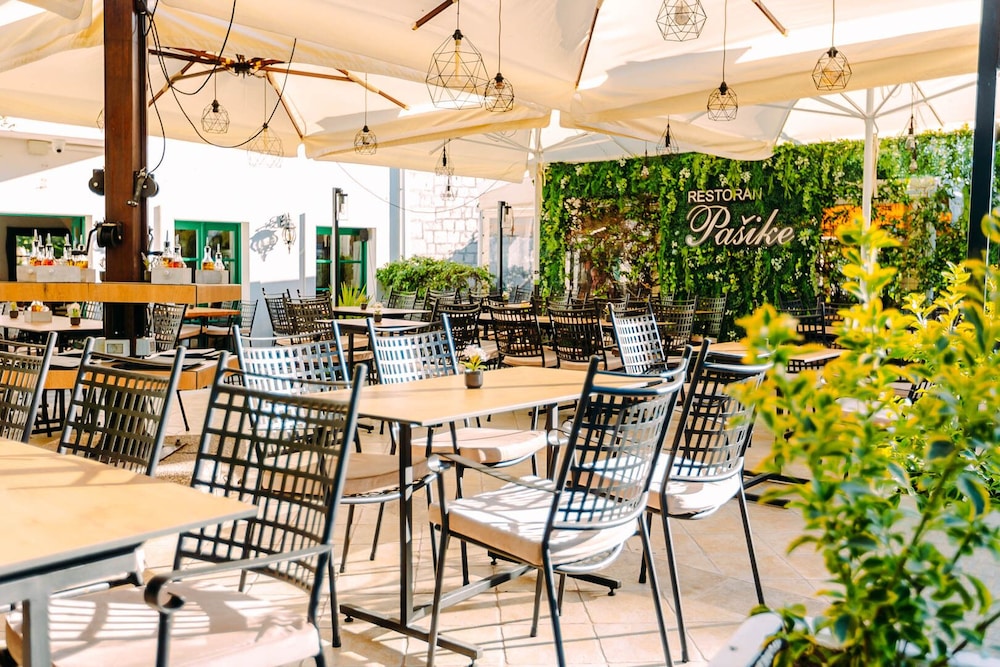 Hotel Pasike — Restaurant & bars in Trogir, Split-Dalmatia