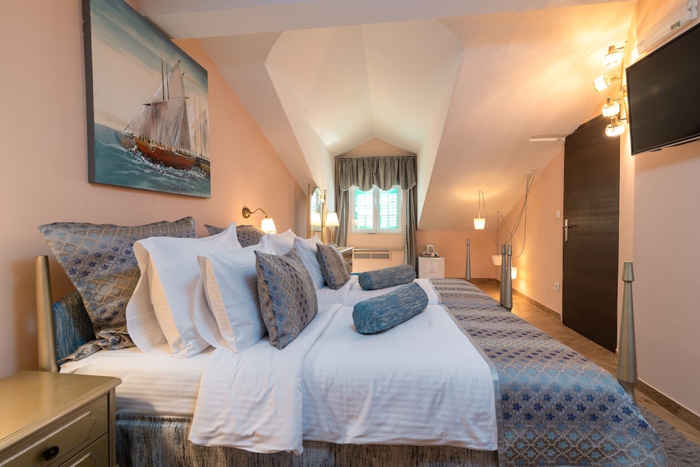 Hotel Pasike — Hotel rooms in Trogir, Split-Dalmatia