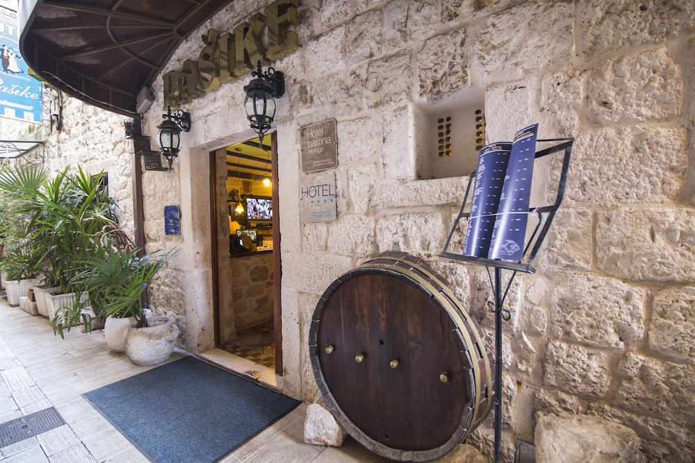 Hotel Pasike — Hotel building in Trogir, Split-Dalmatia