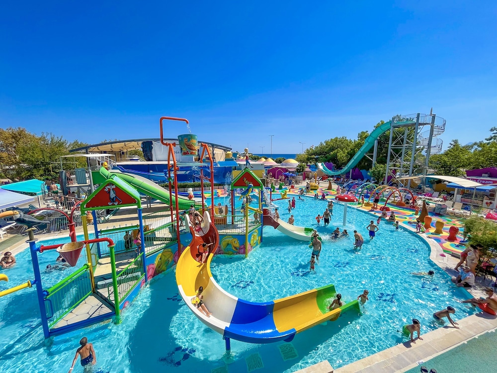 Daima Biz Hotel - Dolusu Aquapark Access - All inclusive — Pool in Kemer